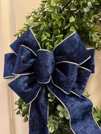 Untitled productNavy blue velvet bow with silver metallic backing and edging