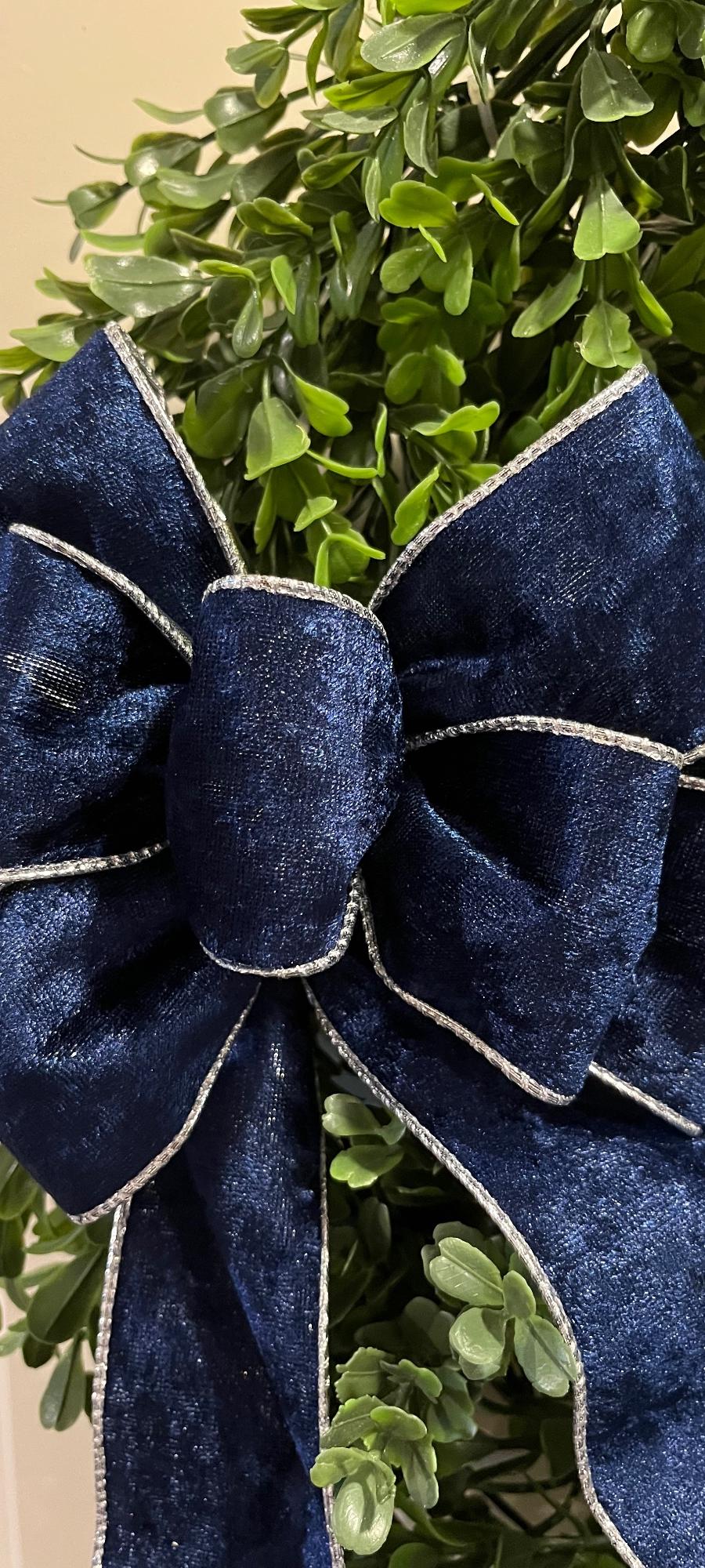Untitled productNavy blue velvet bow with silver metallic backing and edging