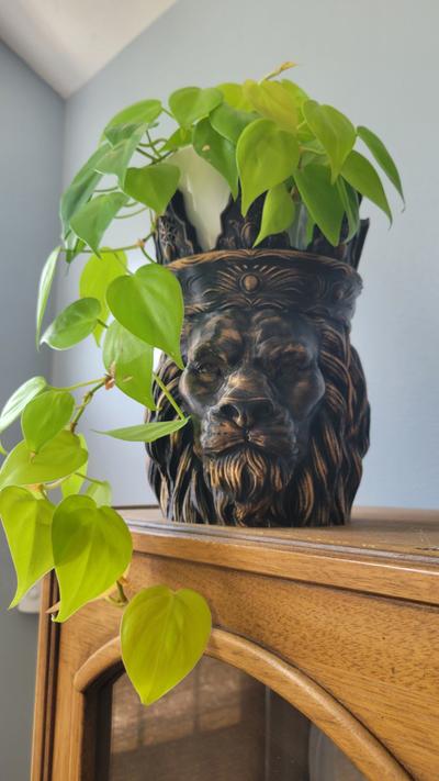 Majestic Lion Potted Plant Holder